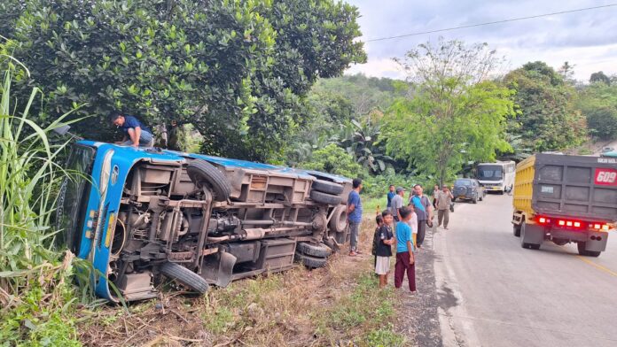 Foto: Kondisi bus setelah terguling