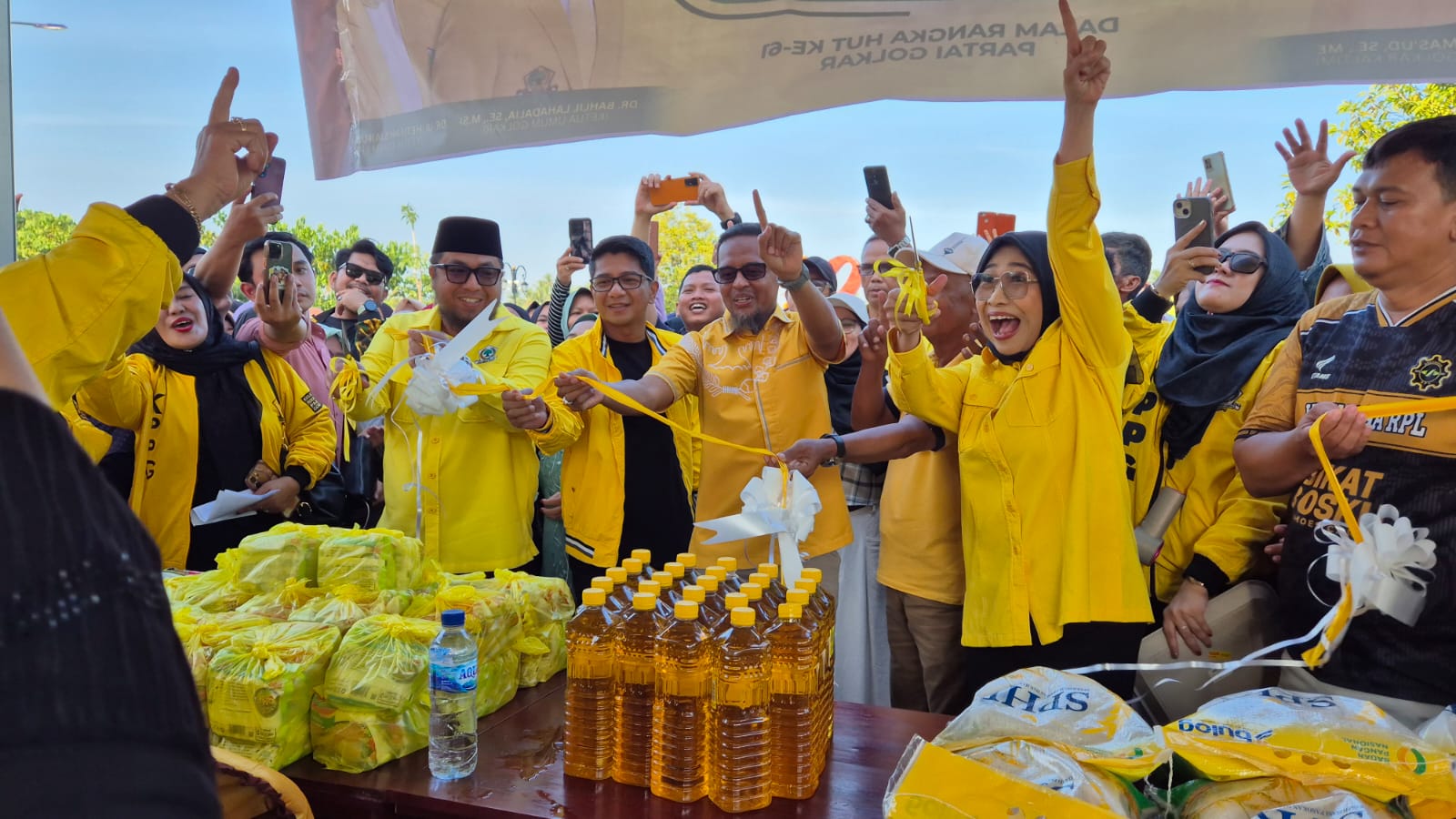 Sambut HUT ke 61 Partai Golkar Gelar Pasar Murah, Modal Rp 70 Ribu Dapat Paket  Sembako - RADAR PASER